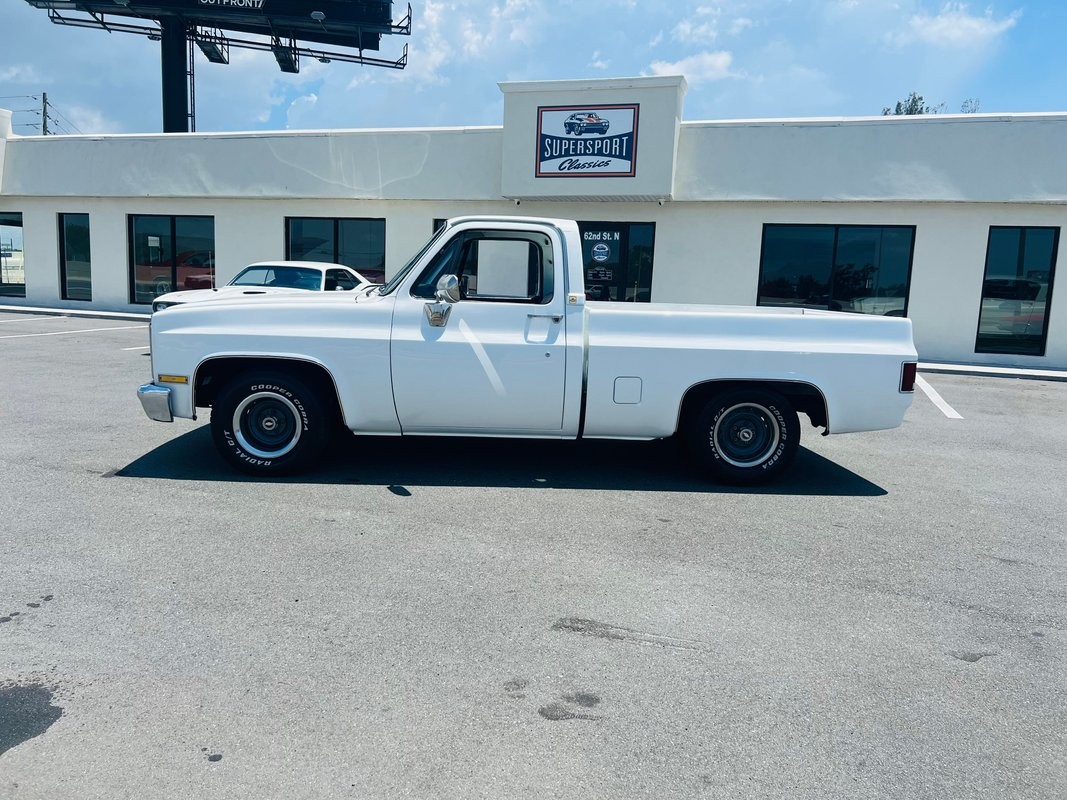 Chevrolet-C-10-1982-Pickup-Truck-1