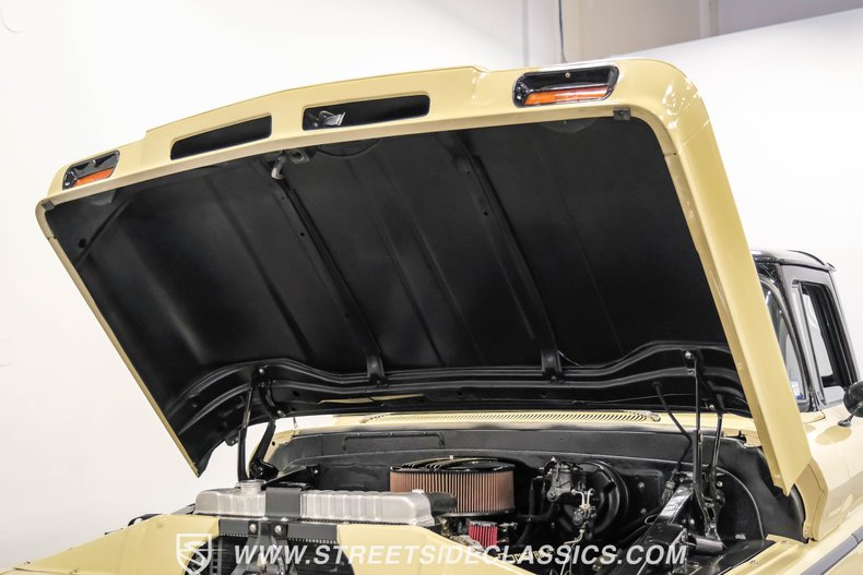 Chevrolet-C10-1963-Desert-Sand-Black-13