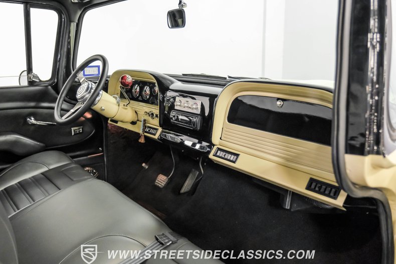 Chevrolet-C10-1963-Desert-Sand-Black-14