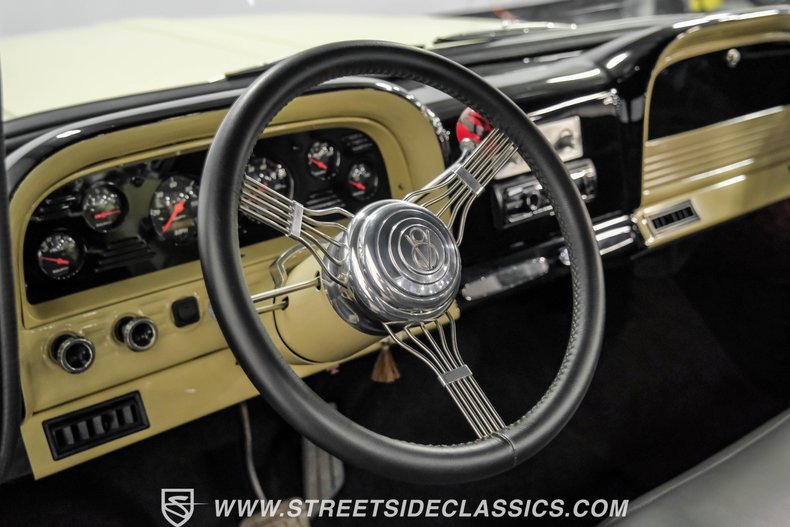 Chevrolet-C10-1963-Desert-Sand-Black-16