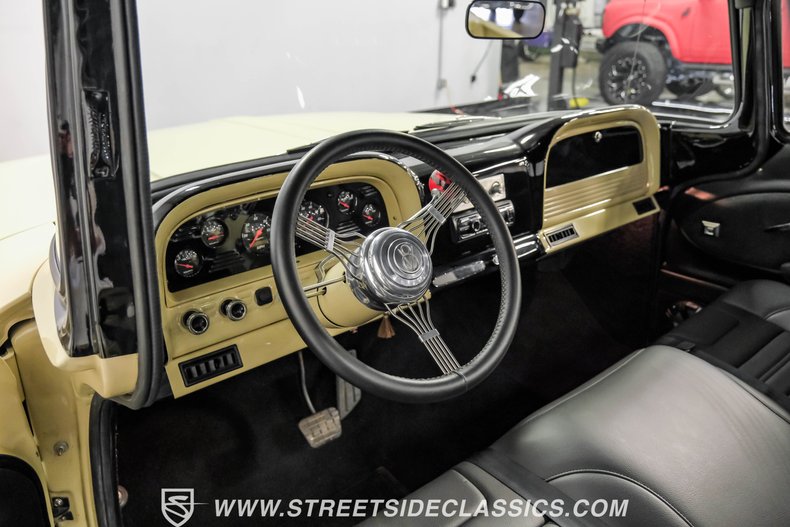 Chevrolet-C10-1963-Desert-Sand-Black-2