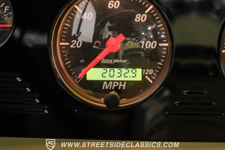 Chevrolet-C10-1963-Desert-Sand-Black-39
