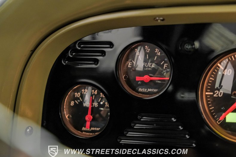 Chevrolet-C10-1963-Desert-Sand-Black-40