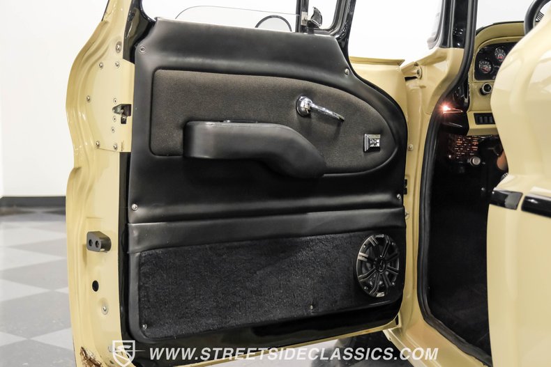 Chevrolet-C10-1963-Desert-Sand-Black-42