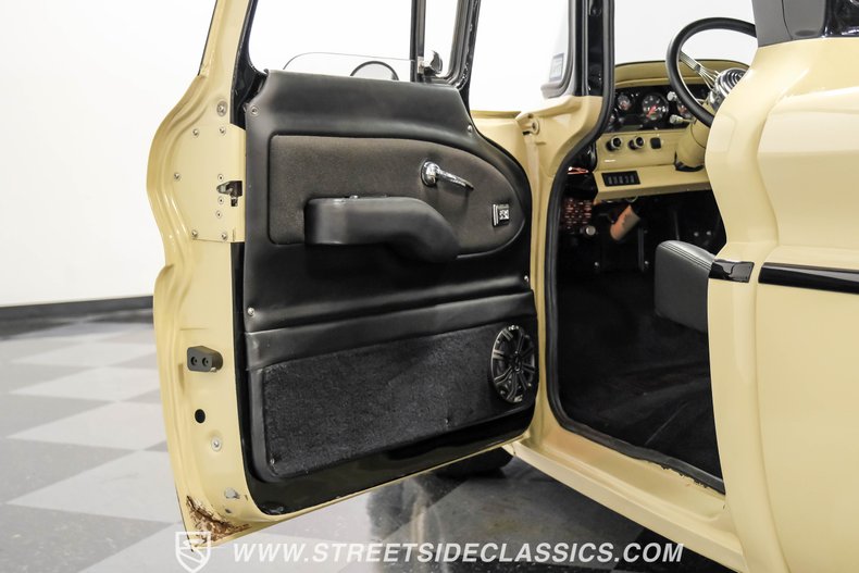 Chevrolet-C10-1963-Desert-Sand-Black-48