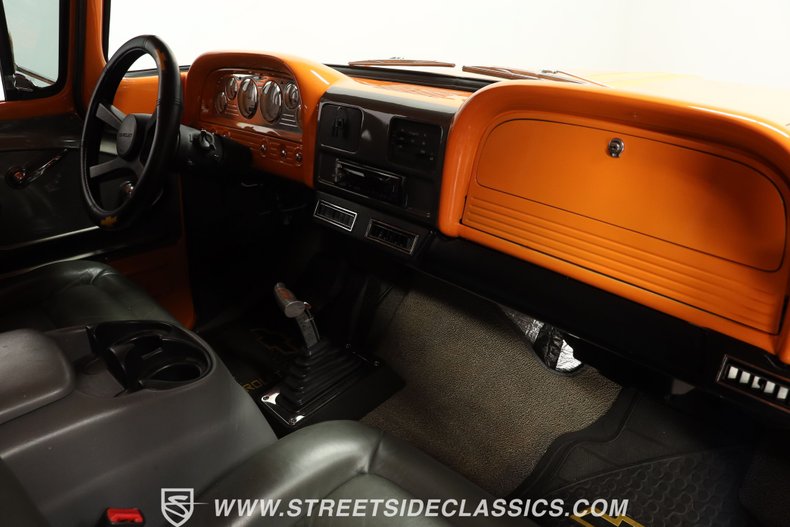 Chevrolet-C10-1963-Tangerine-Orange-Black-2