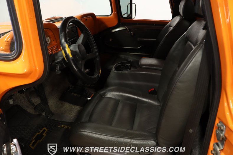 Chevrolet-C10-1963-Tangerine-Orange-Black-32