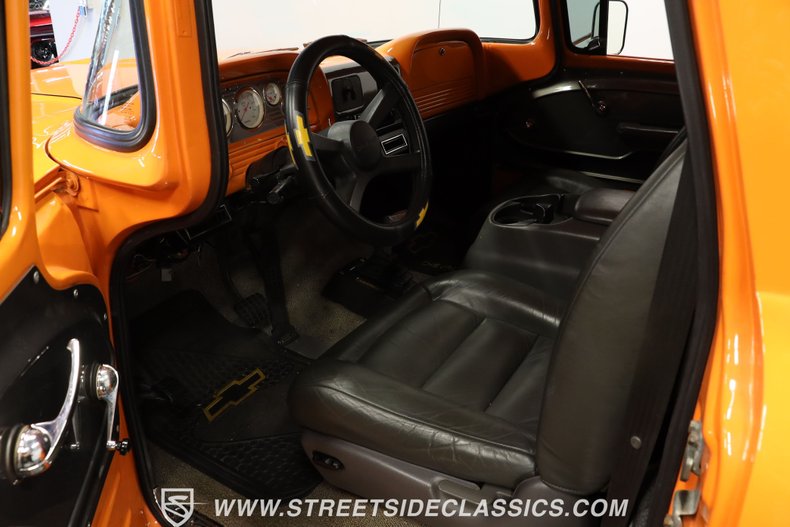 Chevrolet-C10-1963-Tangerine-Orange-Black-4