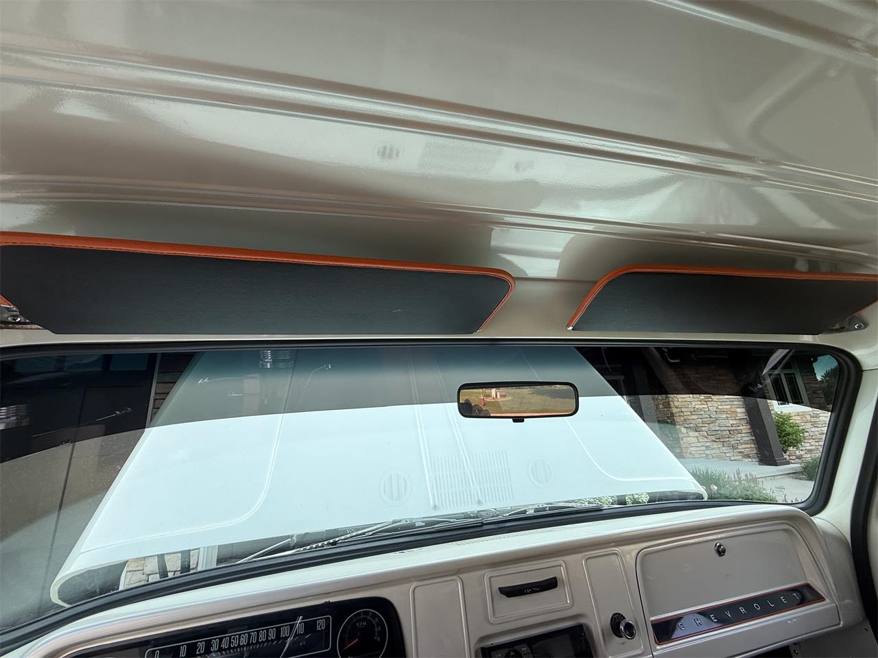 Chevrolet-C10-1964-vanilla-black-11