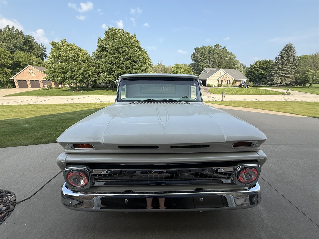 Chevrolet-C10-1964-vanilla-black-17