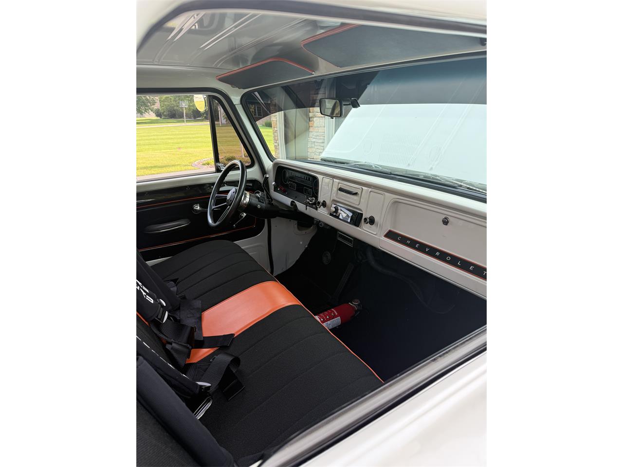 Chevrolet-C10-1964-vanilla-black-4