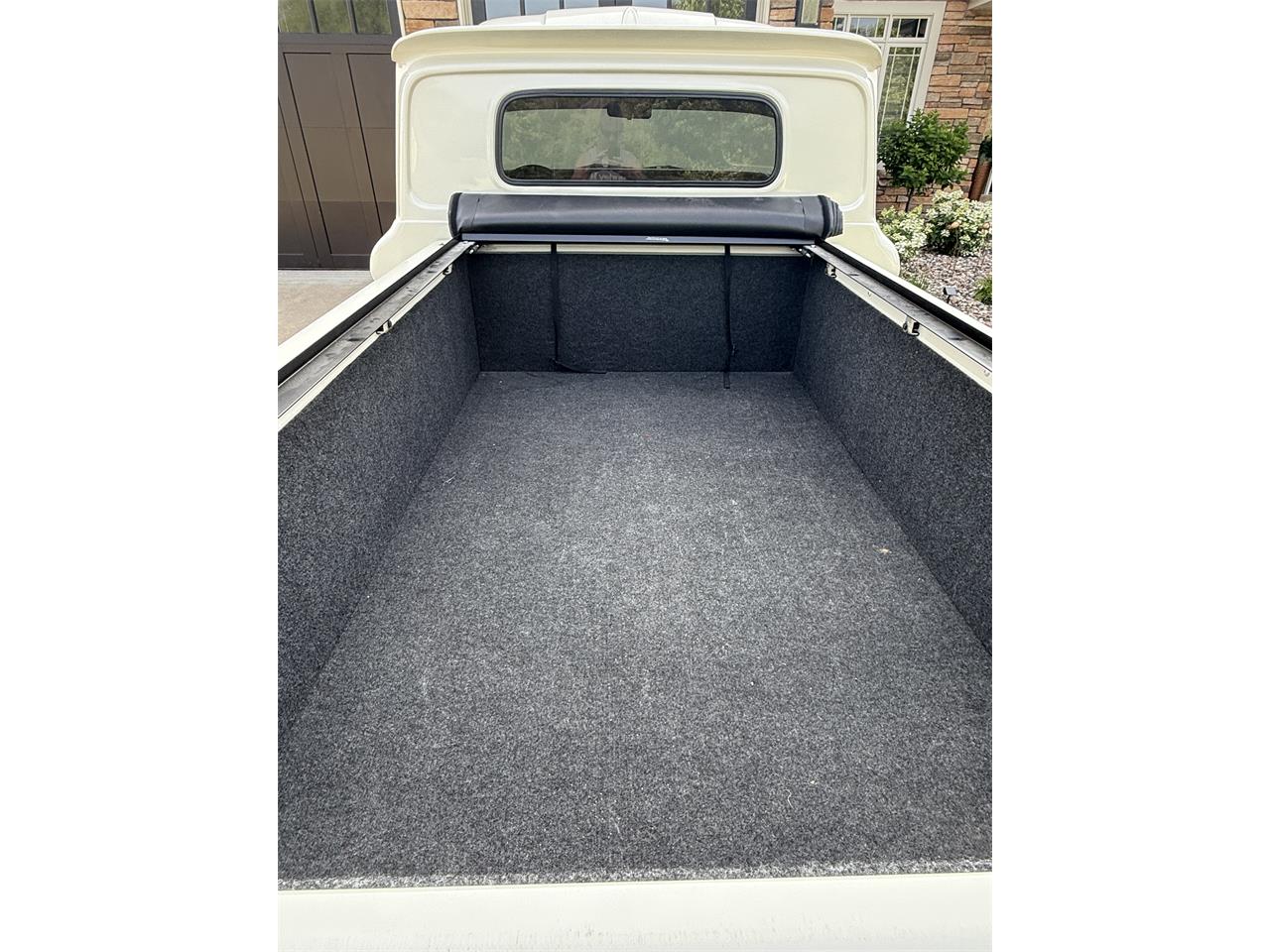 Chevrolet-C10-1964-vanilla-black-5