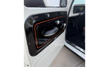 Chevrolet-C10-1964-vanilla-black-6