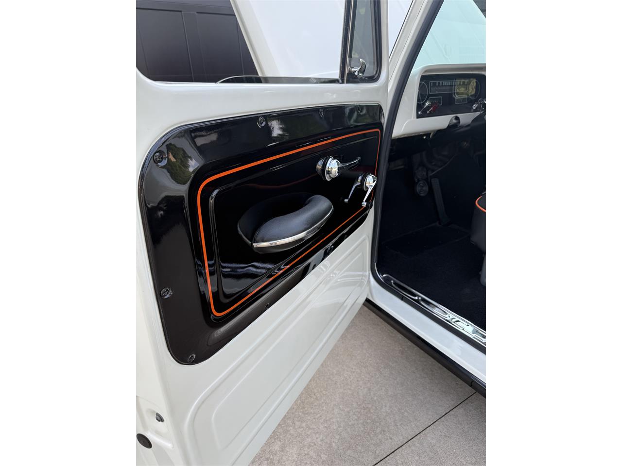 Chevrolet-C10-1964-vanilla-black-6