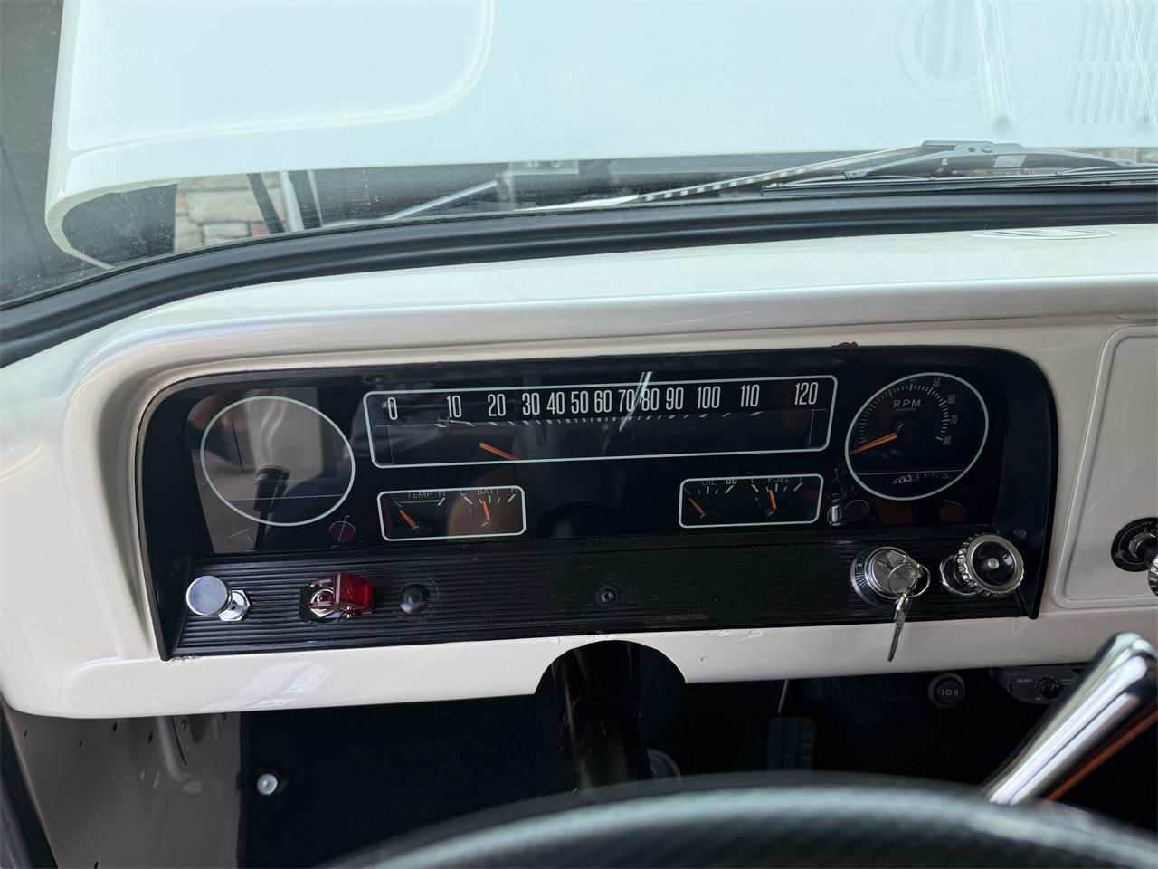 Chevrolet-C10-1964-vanilla-black-8