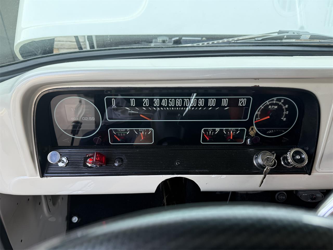 Chevrolet-C10-1964-vanilla-black-9