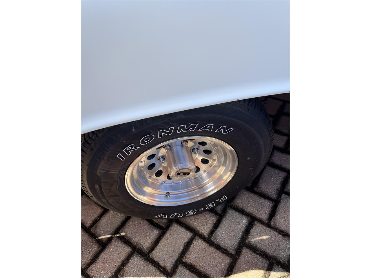 Chevrolet-C10-1966-White-Grey-24