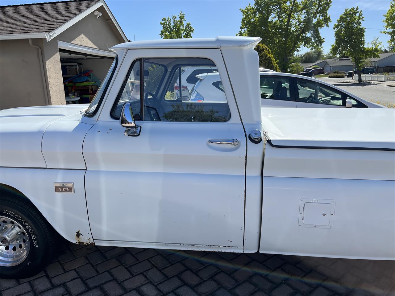 Chevrolet-C10-1966-White-Grey-4