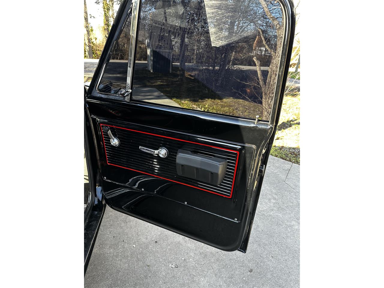 Chevrolet-C10-1968-Black-Black-and-Red-11