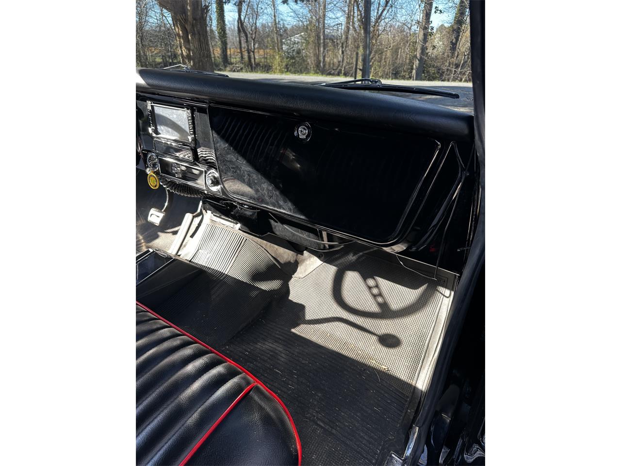 Chevrolet-C10-1968-Black-Black-and-Red-13