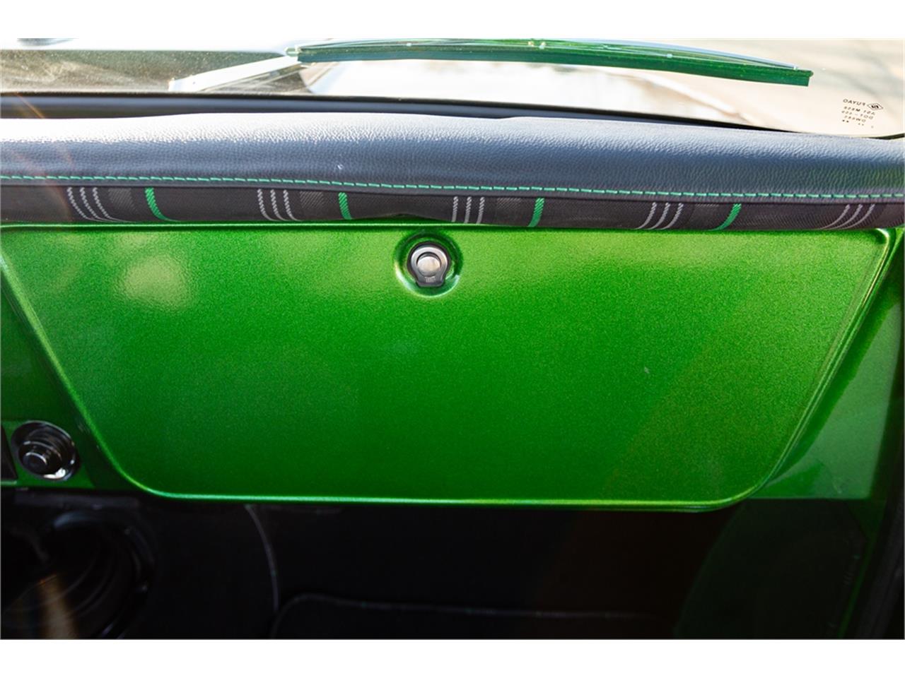 Chevrolet-C10-1968-Forest-Moss-Green-Black-and-Green-40