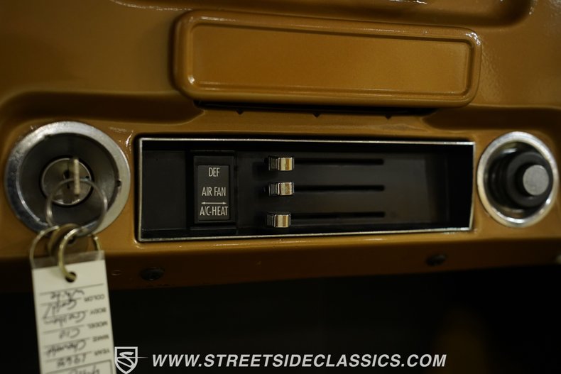 Chevrolet-C10-1968-Gold-Parchment-47
