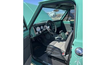 Chevrolet-C10-1968-Light-Green-Blackgray-leather-11