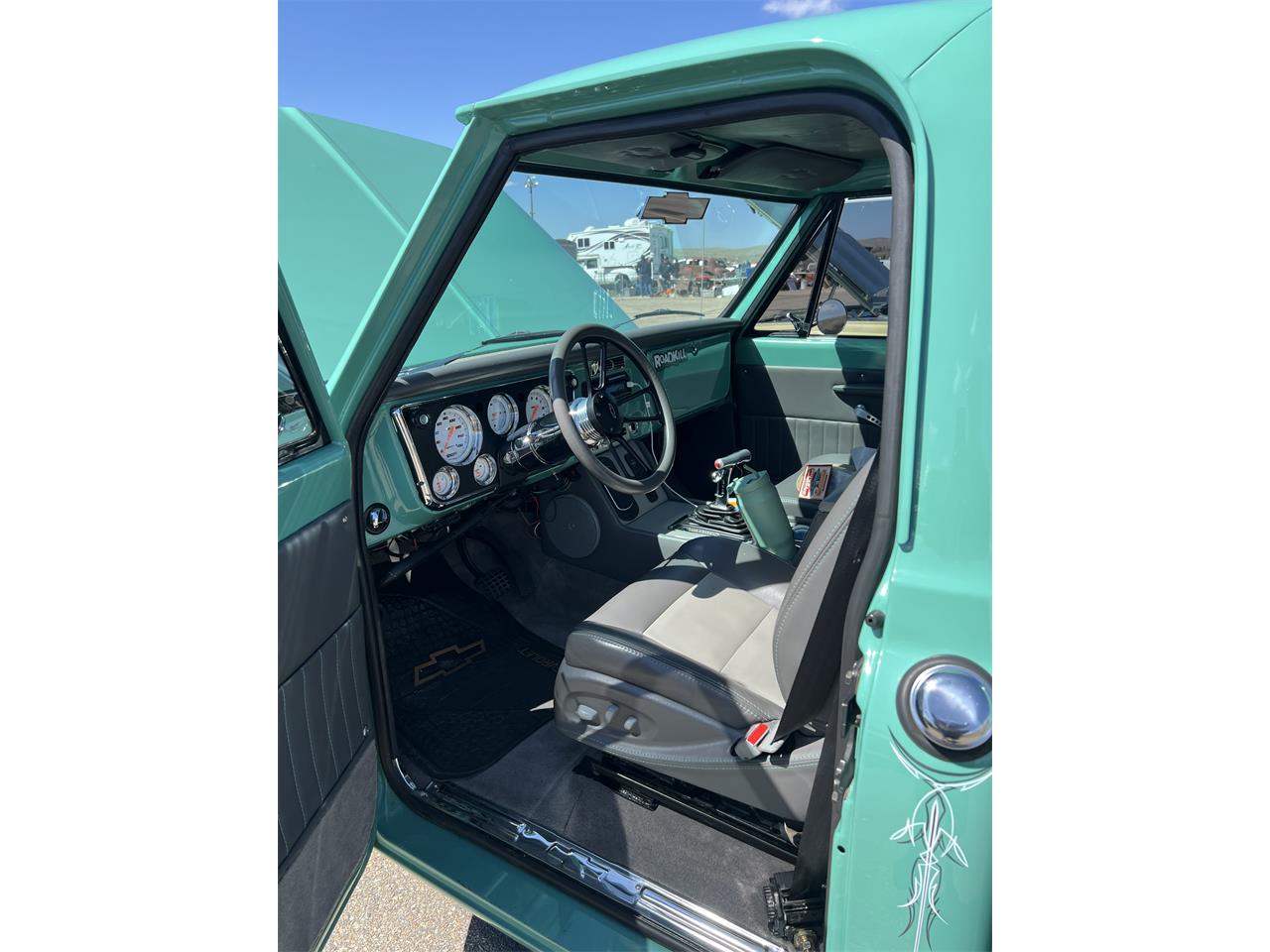 Chevrolet-C10-1968-Light-Green-Blackgray-leather-11