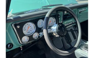 Chevrolet-C10-1968-Light-Green-Blackgray-leather