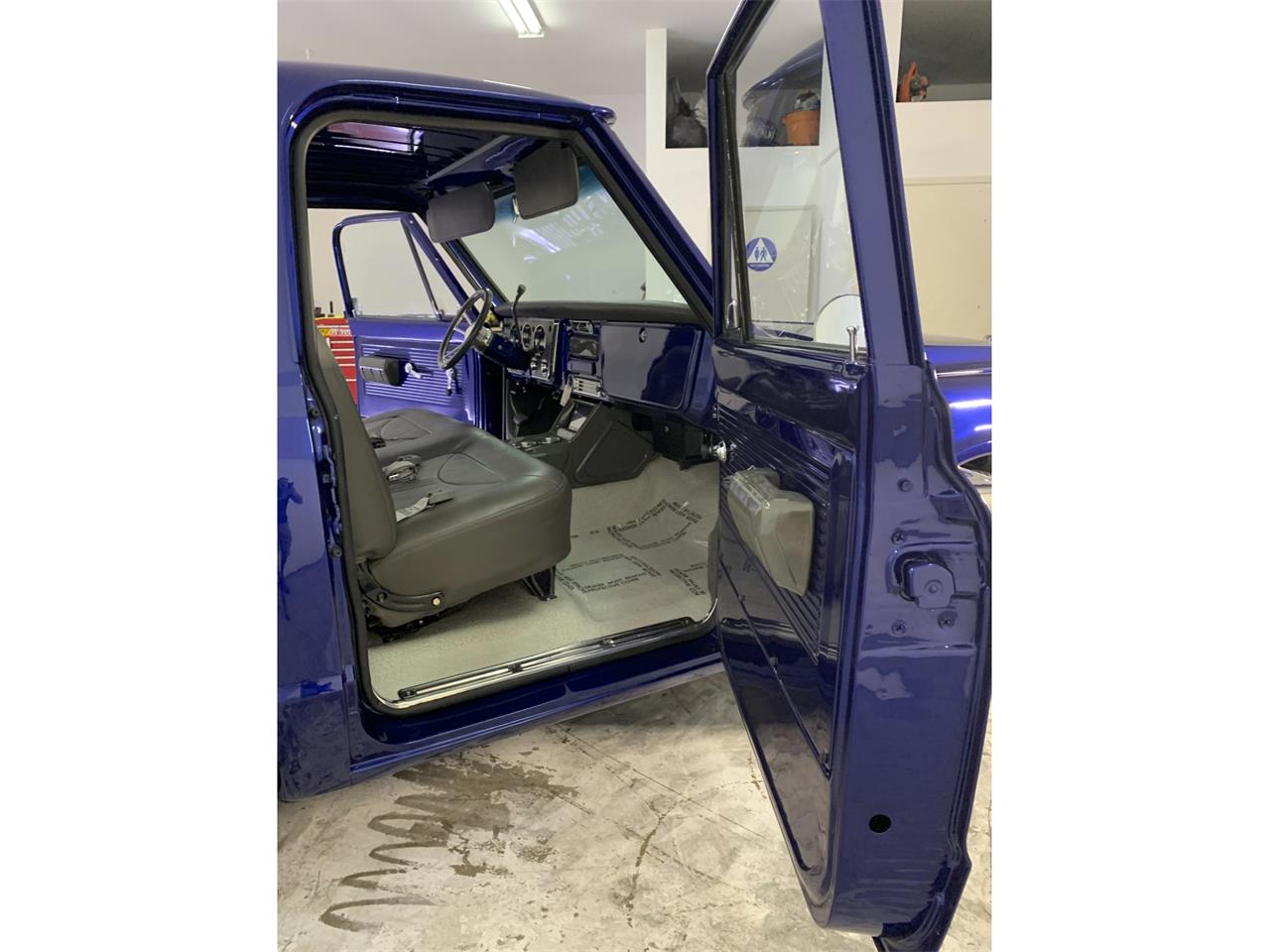 Chevrolet-C10-1968-METALLIC-BLUE-2-TONE-GREY-13