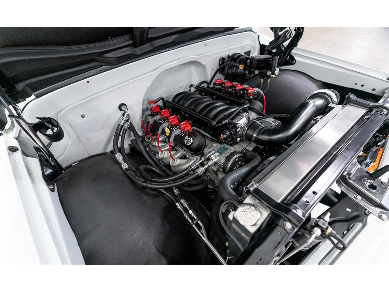 Chevrolet-C10-1968-White-Tan-11