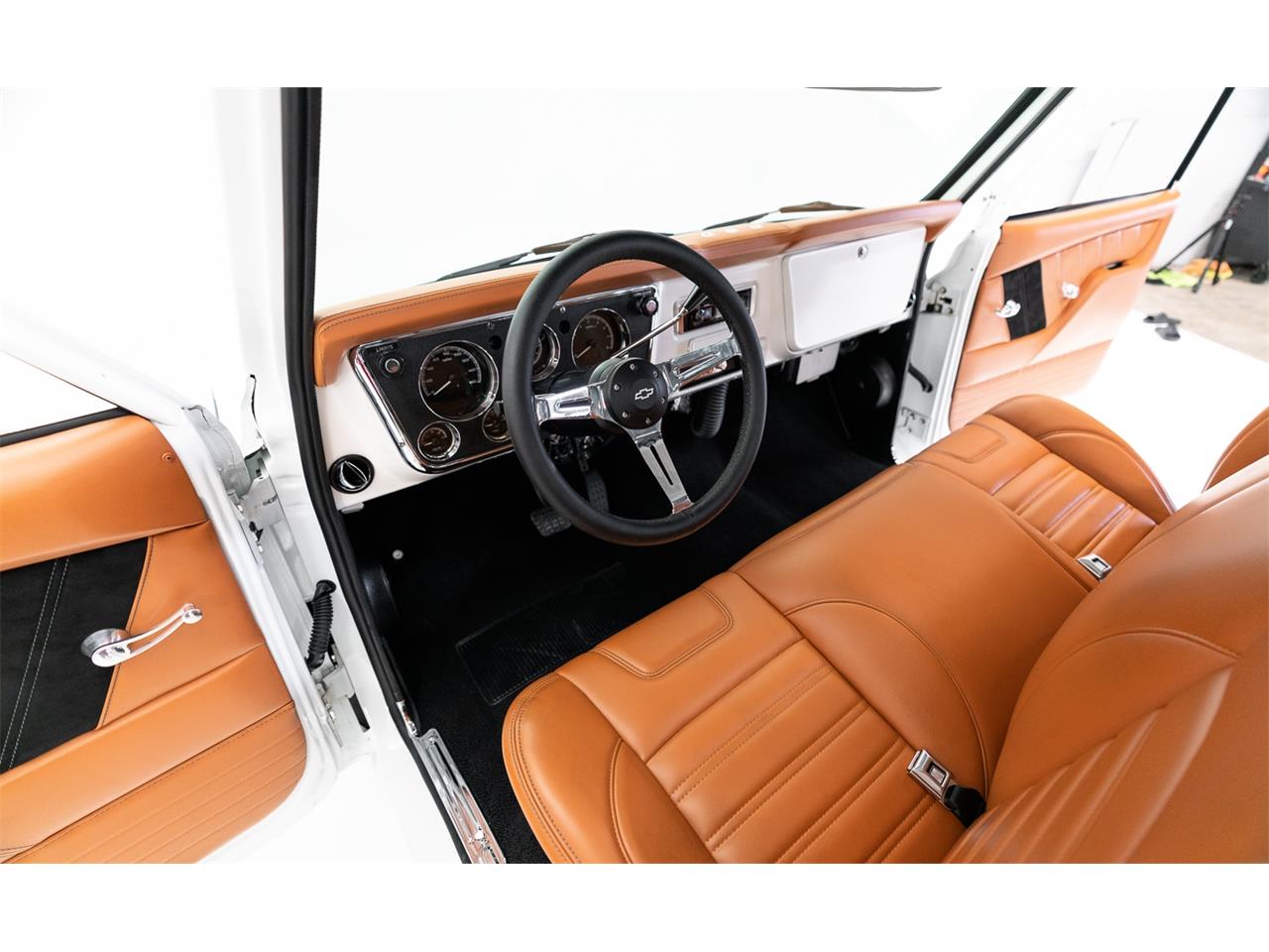 Chevrolet-C10-1968-White-Tan-20
