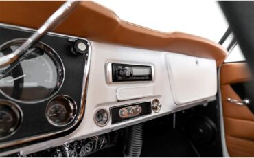Chevrolet-C10-1968-White-Tan-23