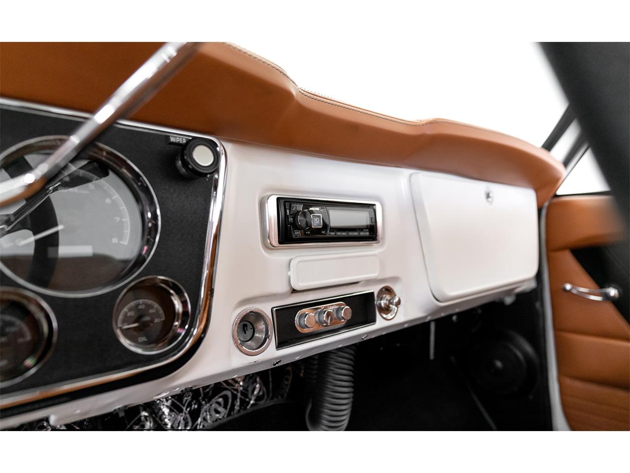 Chevrolet-C10-1968-White-Tan-23
