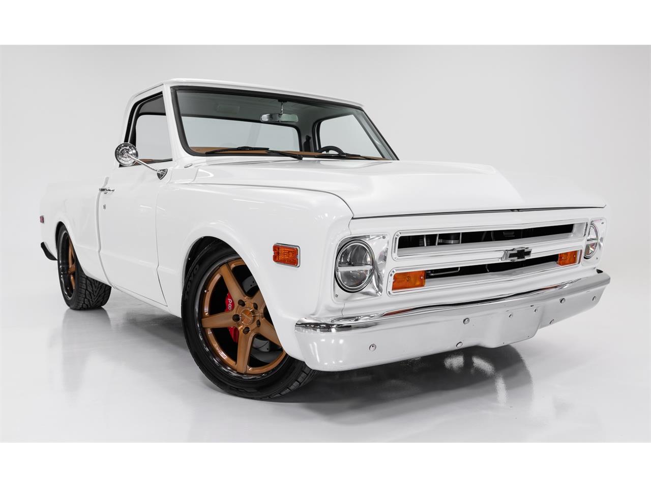 Chevrolet-C10-1968-White-Tan