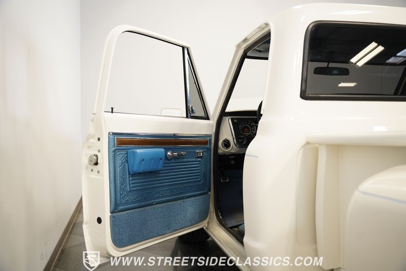 Chevrolet-C10-1970-White-Blue-38
