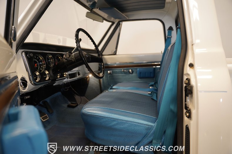 Chevrolet-C10-1970-White-Blue-40