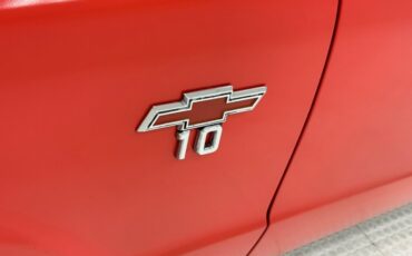 Chevrolet-C10-1972-Bright-Red-Black-25