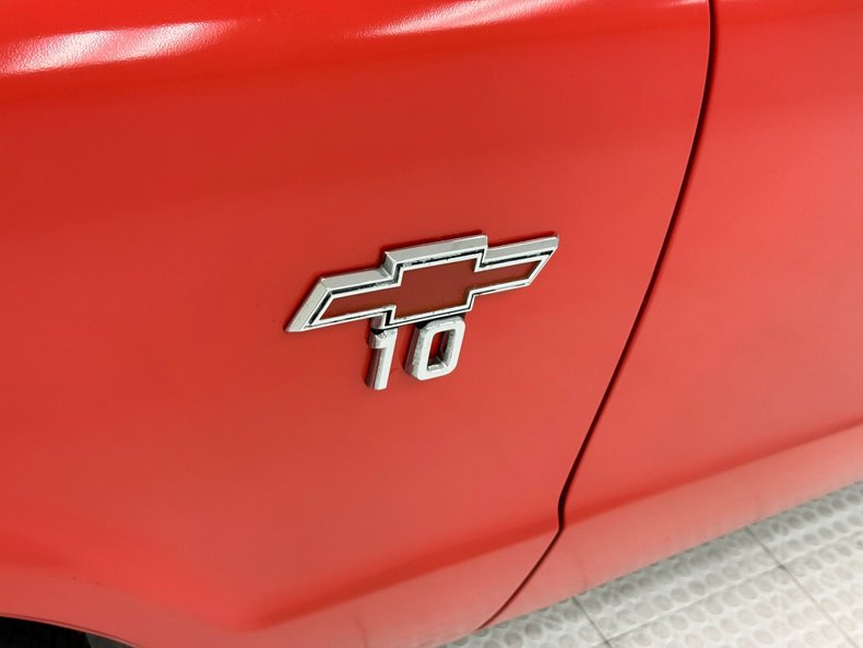 Chevrolet-C10-1972-Bright-Red-Black-25