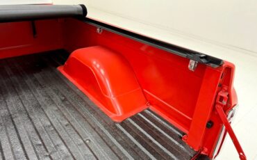 Chevrolet-C10-1972-Bright-Red-Black-39