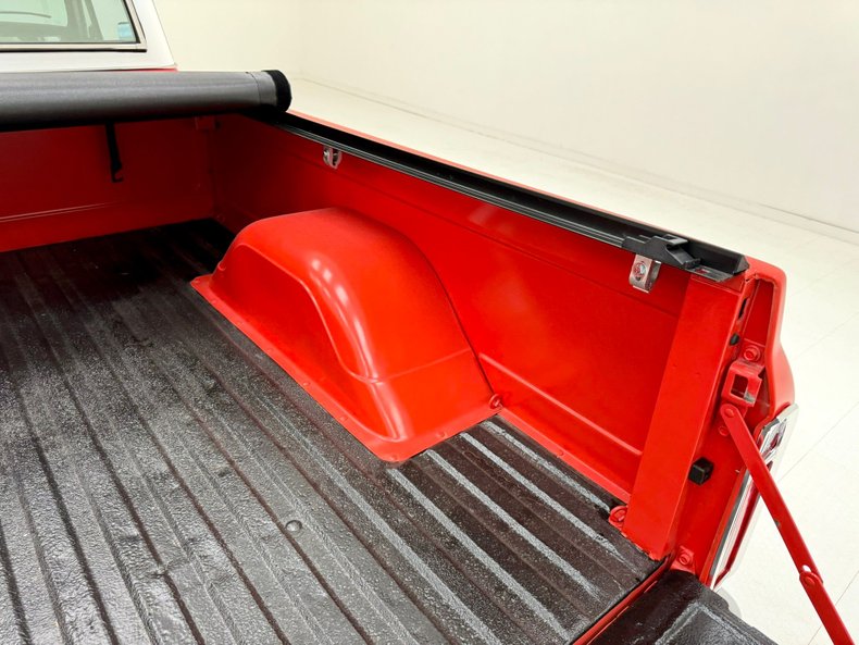 Chevrolet-C10-1972-Bright-Red-Black-39