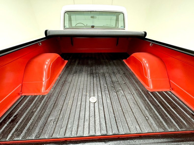 Chevrolet-C10-1972-Bright-Red-Black-40