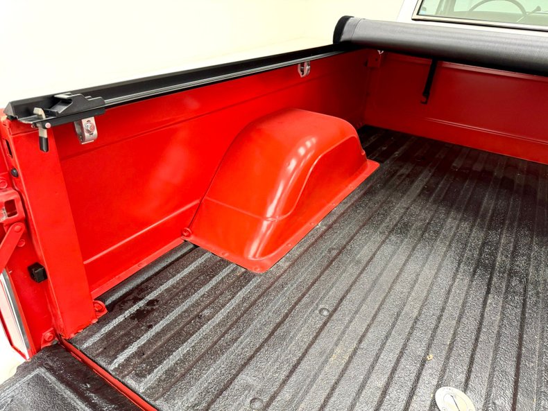 Chevrolet-C10-1972-Bright-Red-Black-41