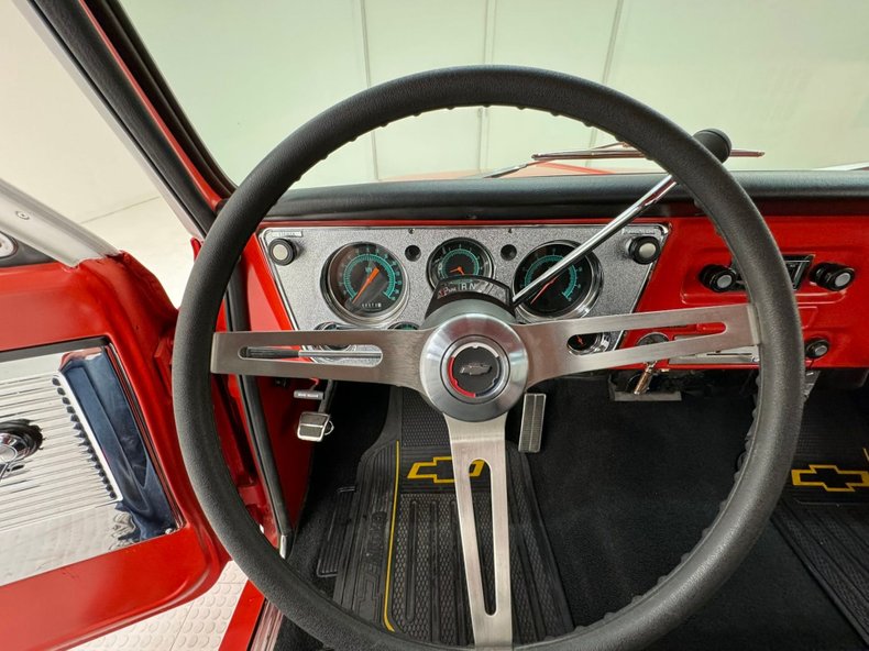 Chevrolet-C10-1972-Bright-Red-Black-48