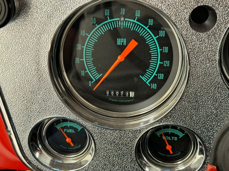 Chevrolet-C10-1972-Bright-Red-Black-5
