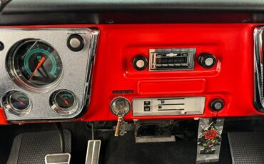 Chevrolet-C10-1972-Bright-Red-Black-6