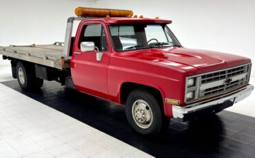 Chevrolet-C30-1986-Apple-Red-Charcoal-2