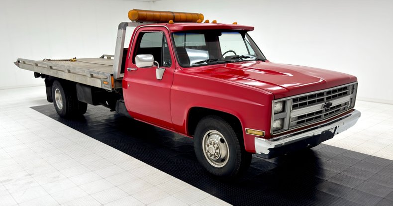 Chevrolet-C30-1986-Apple-Red-Charcoal-2