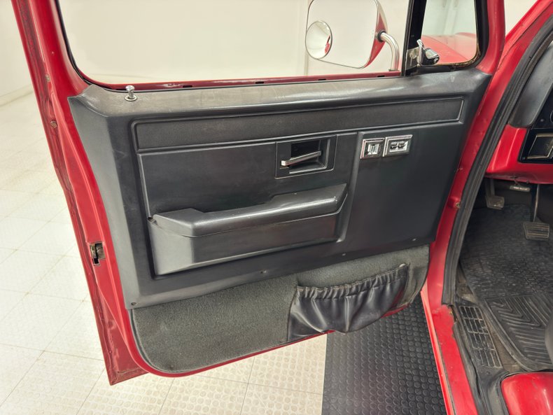 Chevrolet-C30-1986-Apple-Red-Charcoal-24