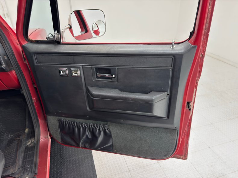 Chevrolet-C30-1986-Apple-Red-Charcoal-26